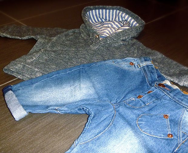 outfit for little boy pantaloni jeans denim blu effetto vintage e felpa con cappuccio e fodera a contrasto