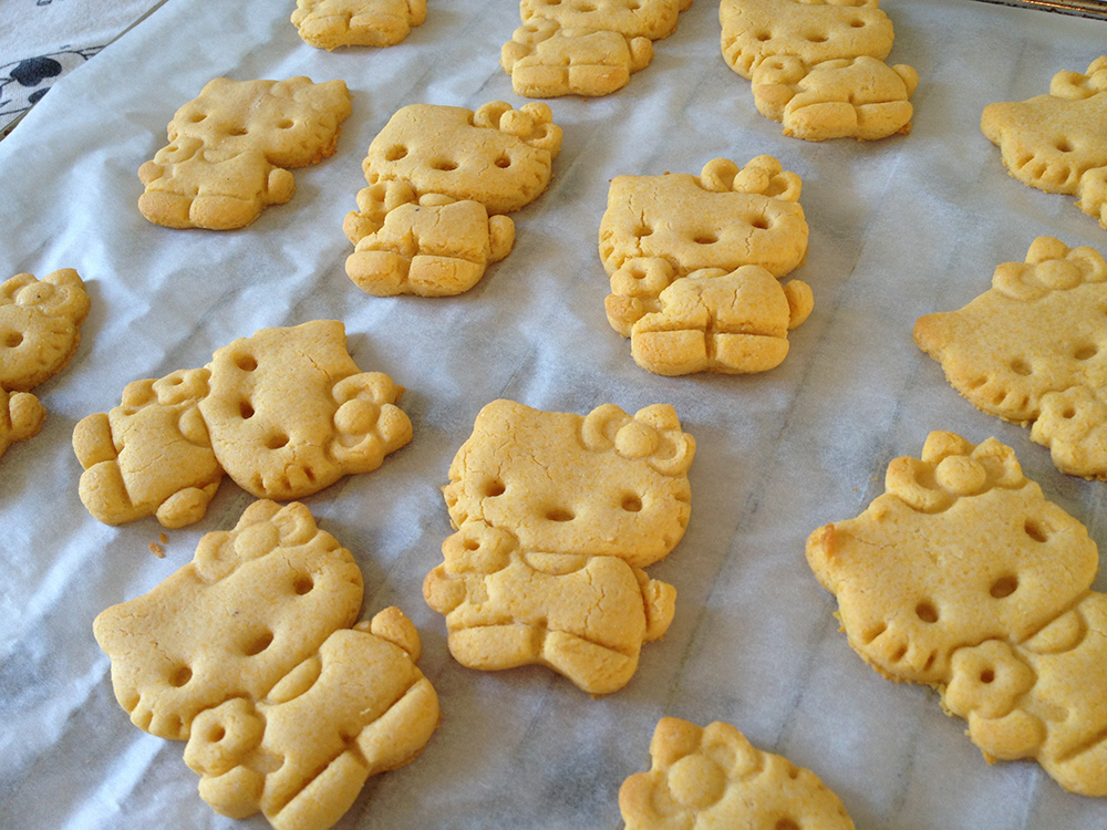 biscotti handmade di pasta frolla a forma di hello kitty per una merenda bella e buona