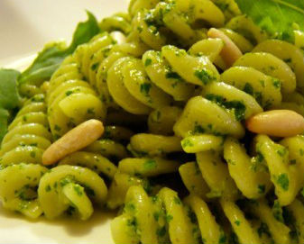 fusilli con pesto di zucchine e pinoli, semplice e veloce, buonissimo, per un sugo fatto in casa con il bimby