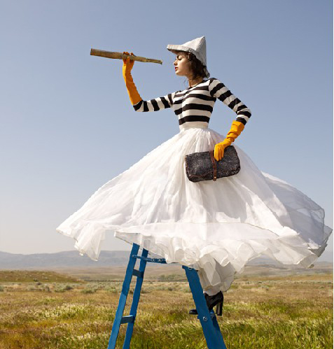 ragazza con ampia gonna a ruota, t-shirt a righe,guanti gialli