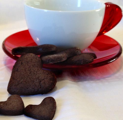 tazza di latte con biscotti al cacao a forma di cuore per san valentino