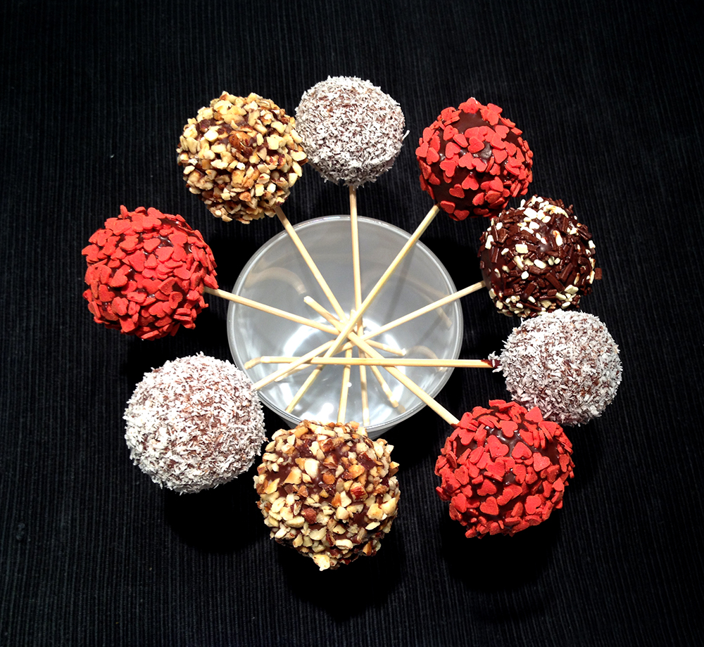 palline colorate dolci di cake pops buonissimi con cocco, granella di nocciole, zuccherini di cuori rossi e mascarpone