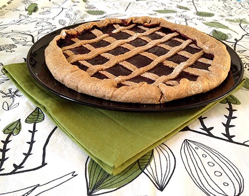 crostata con farina integrale e marmellata di fragole, dolce light, ideale per colazione e dieta