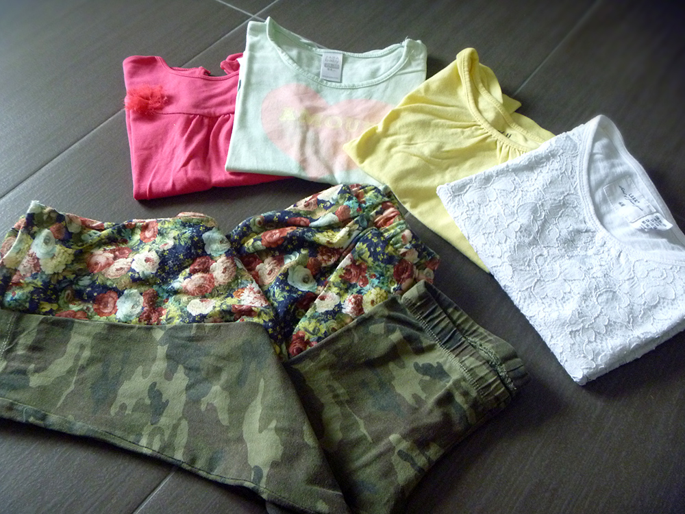 leggings mimetico camouflage e pantaloni cavallo basso a fiori con tante t-shirt colorate