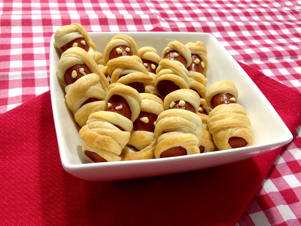 salatini di pasta sfoglia con würstel a forma di mummia per carnevale o halloween