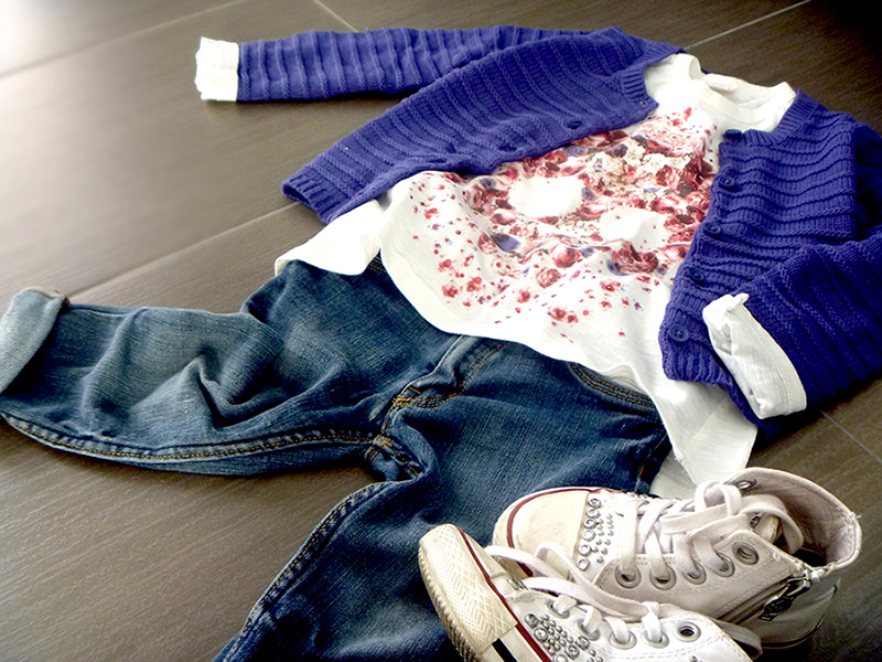 outfit bimba, jeans, carigan blu navy, t-shirt con stampa teschio di fiori e rose, sneakers