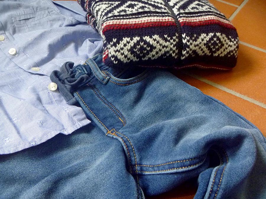 outfit bimbo boy, camicia azzurra, righe e teschietti, pantaloni in felpa tipo jeans denim, maglione lana grosso