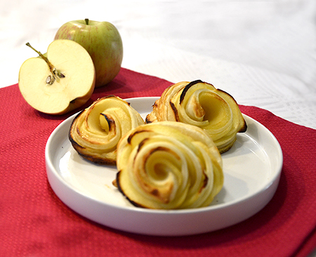 fiori di pasta sfoglia con fettine di mele