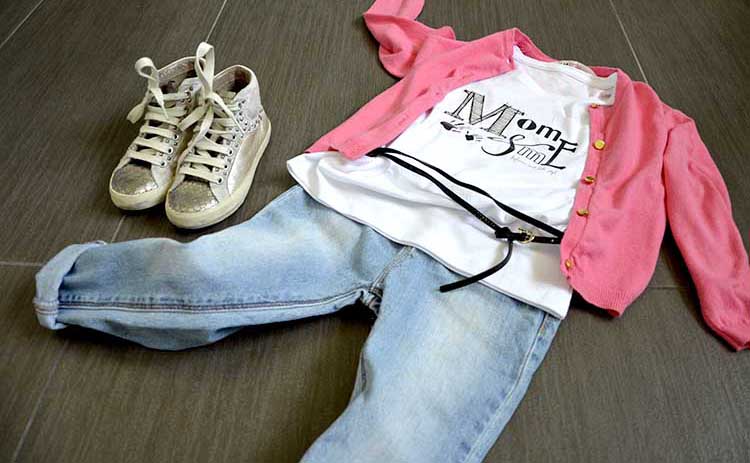 outfit bimba con t-shirt personalizzata mom&me momeme, jeans, cardigan fluo e sneakers crime con borchiette