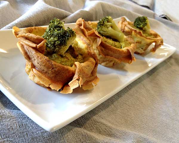 Sformatini di crepes con purea di broccoli e salsiccia, ideale come antipasto o contorno delizioso e facile da realizzare