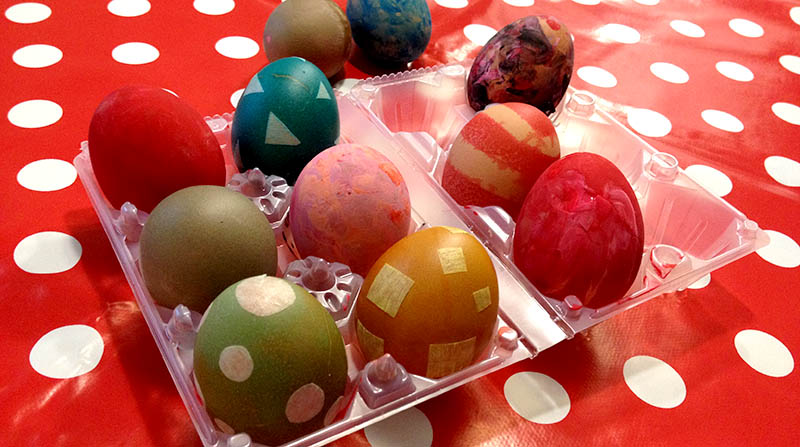 uova decorate per pasqua con colori naturali e alimentari e tempere ditacolor per bambini