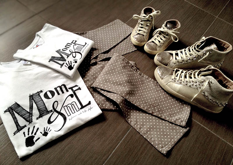 look outfit mamma e figlia uguale con sneakers crime con borchie, legging a pois e tshirt personalizzata momeme