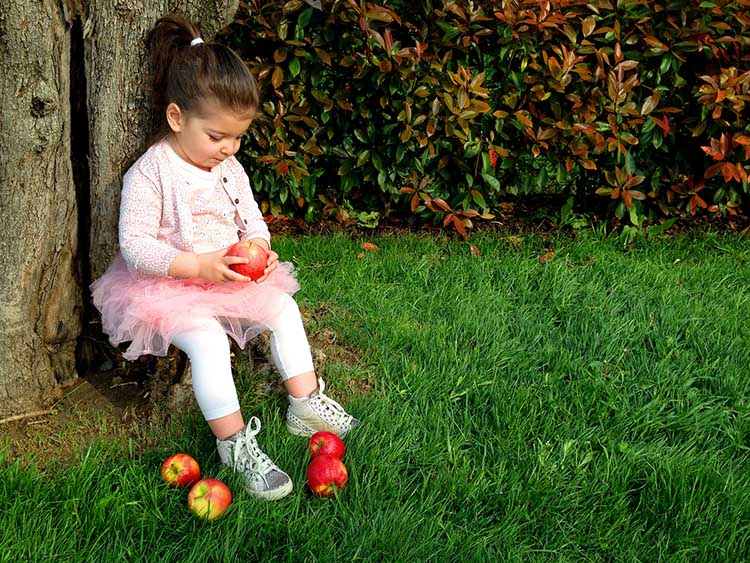 look outfit bimba total pink con tutù rosa, t-shirt, cardigan animalier e mele apple