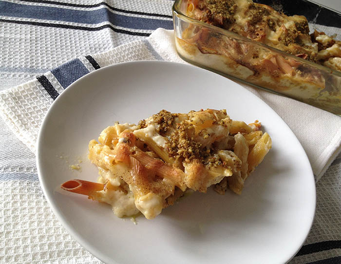 pasta pasticciata al forno con pesto vegan, noci, pinoli, basilico e besciamella con latte di soia