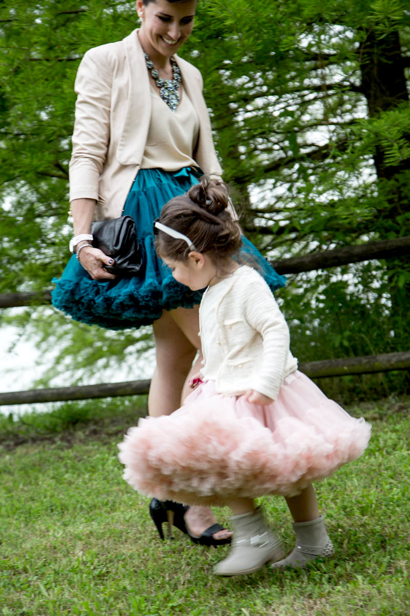 gonne angels face per mamma e bimba per cerimonia matrimonio seconde nozze all'aperto con fiori e lago