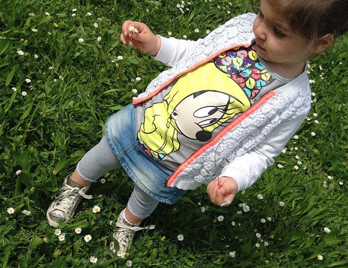 bimba girl con felpa pizzo con dettagli fluo, t-shirt con stampa disney minnie fluo e gonna jeans denim