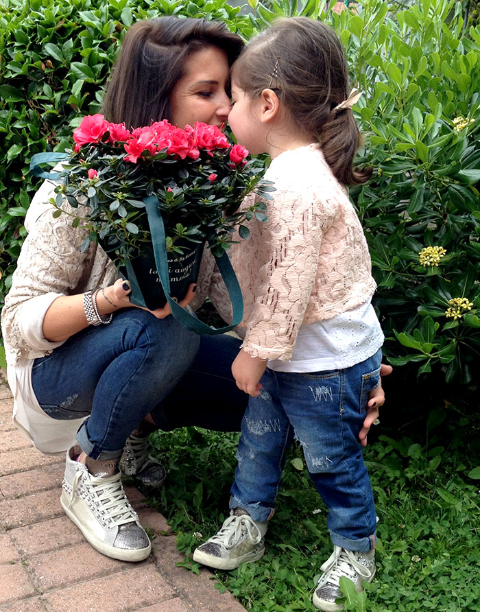 festa della mamma con azalea airc, mamma con bimba figlia, giacchina chanel in pizzo, jeans strappati e sneakers uguali crime con borchie