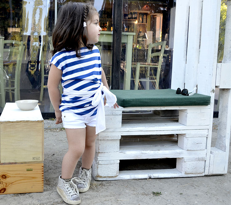 look mode bimba t-shirt right stripes il guff e short in jeans denim bianco miss grant con sneakers crime con borchie