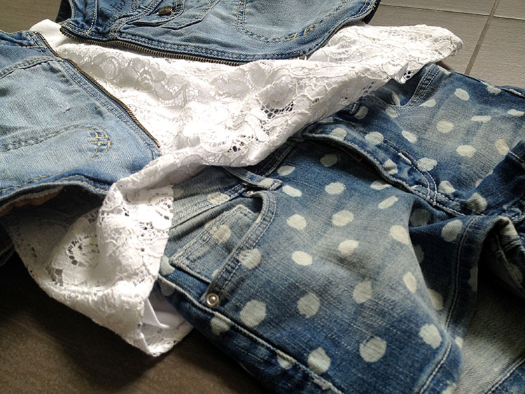 look bimba con short in jeans a pois, gilet in denim jeans e canotta di pizzo