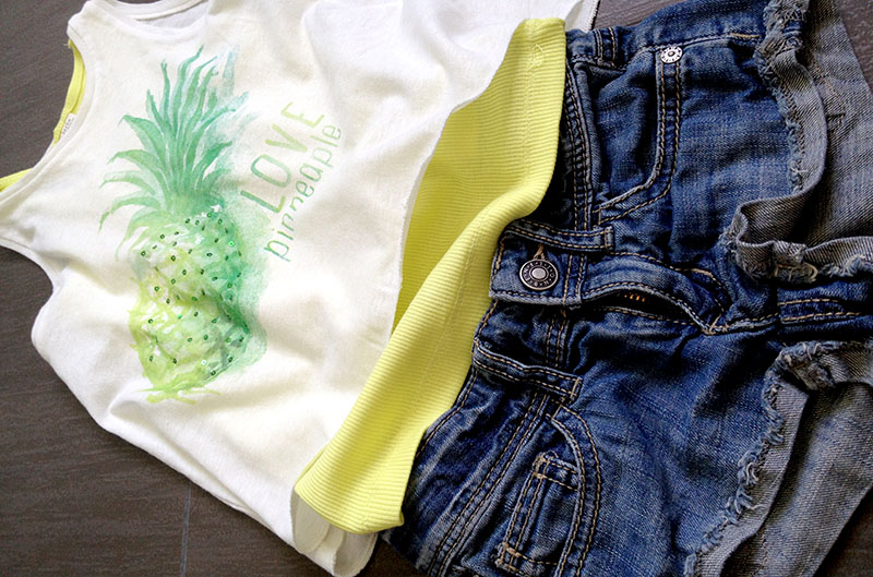 look bimba con braccio ingessato, short in jeans con canotta lime e canotta bianca ampia con stampa ananas zara