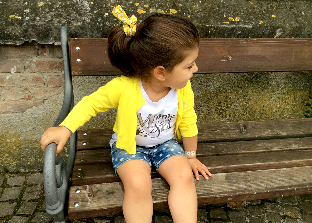 look outfit bambina t-shirt personalizzata mom&me short jeans pois coprispalle cardigan giallo limone sole sandali infradito strass asso e coda capelli