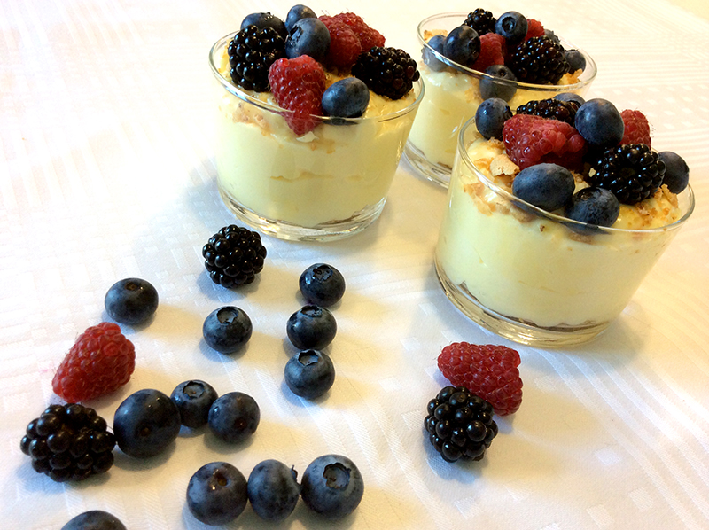 crema chantilly bimby con panna uova e frutti di bosco mirtilli lamponi e more e amaretti