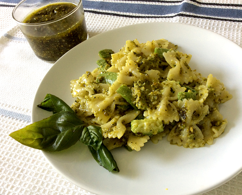 primo piatto di pasta con pesto di pistacchi, noci, zucchine fresche e basilico ricetta facile e veloce