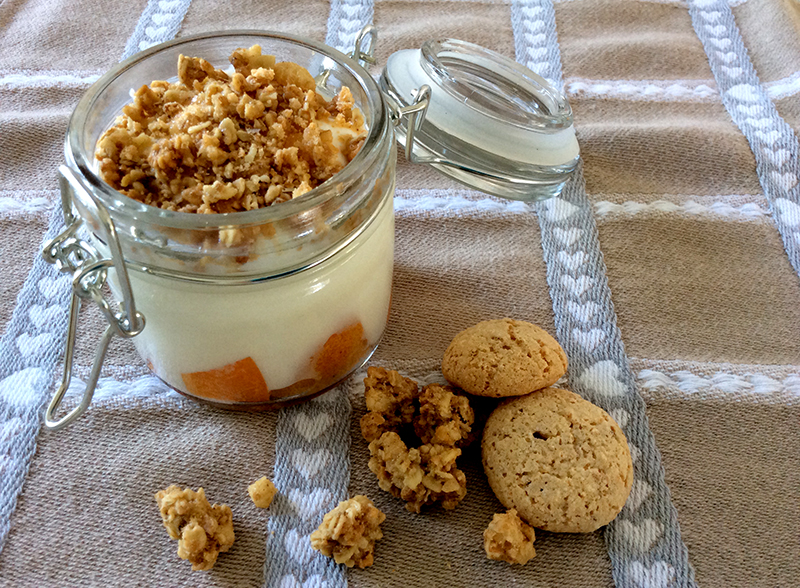 dessert dolce colazione vasetto yogurt con frutta fresca albicocche, muesli e amaretti