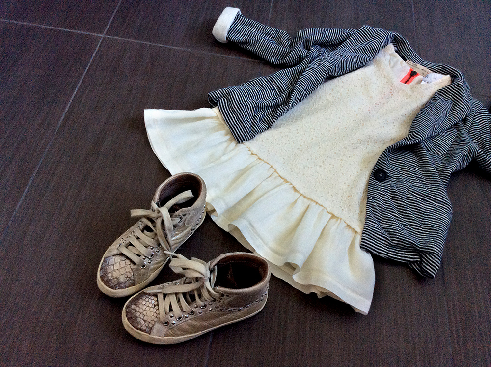 outfit bambina con vestito in pizzo in due tessuti la redoute blazer giacca in felpa a righe e sneakers crime