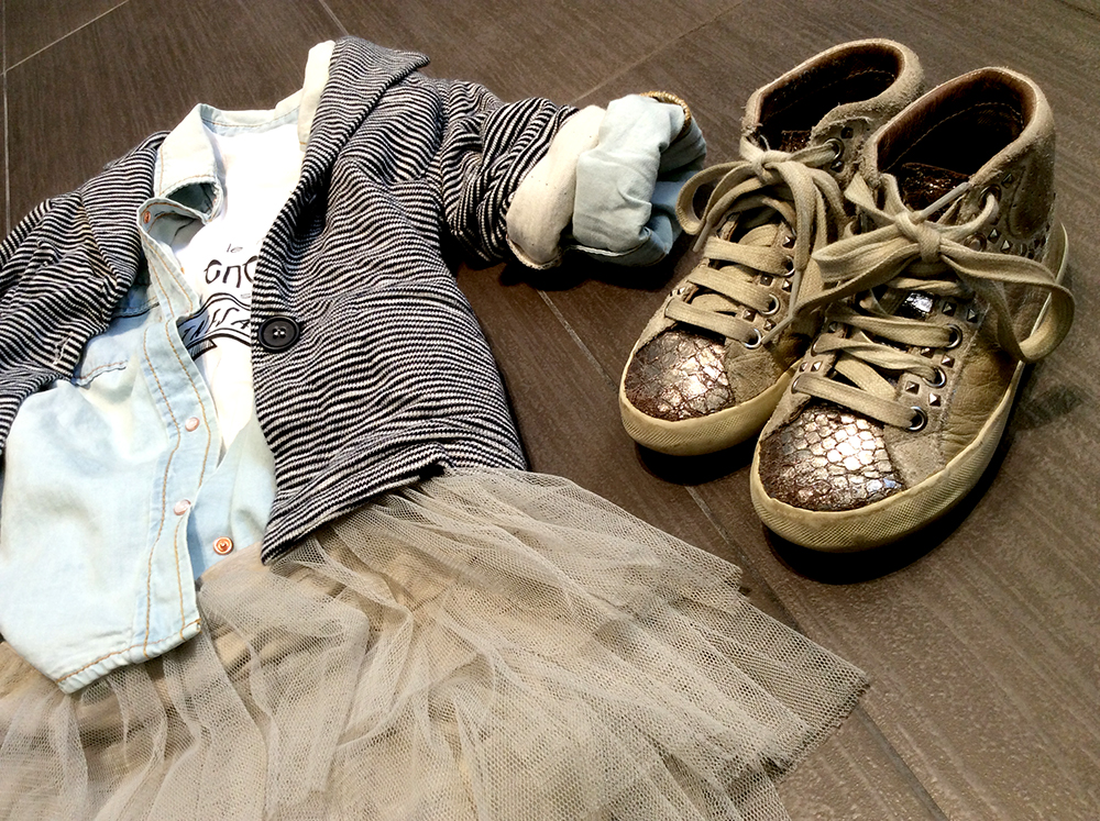 compleanno_gonna_tulle_camicia_jeans_tshirt_folliefollie_momeme_giacca_blazer_righe_sneakers_crime