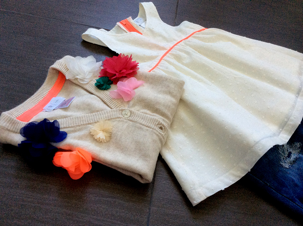 look bambina con top a piccoli pois a rilievo, cardigan con fiori colorati applicati e jeans