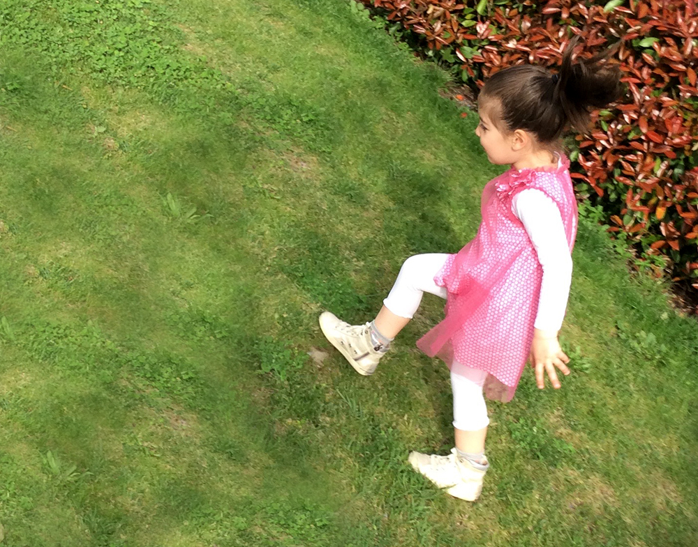 bambina gioca in giardino con vestito a pois Malvi & Co made in italy