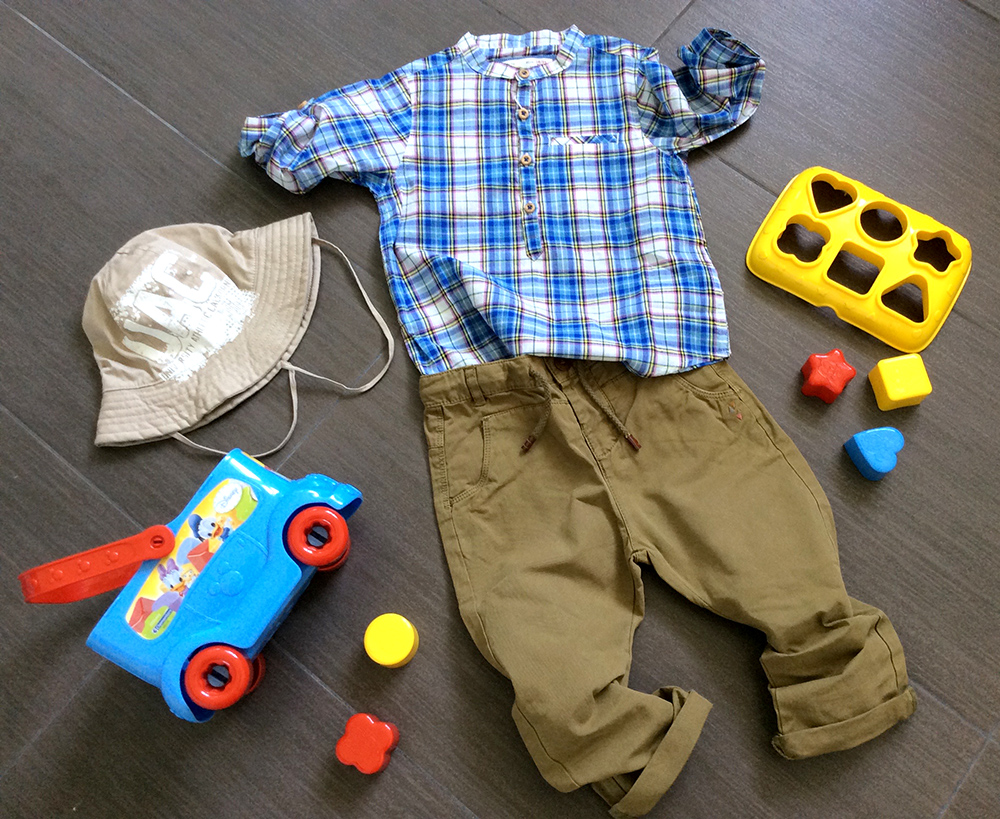 spunto outfit bambino con pantaloni in cotone, camicia a quadretti, cappello catya a tesa larga e gioco clementoni