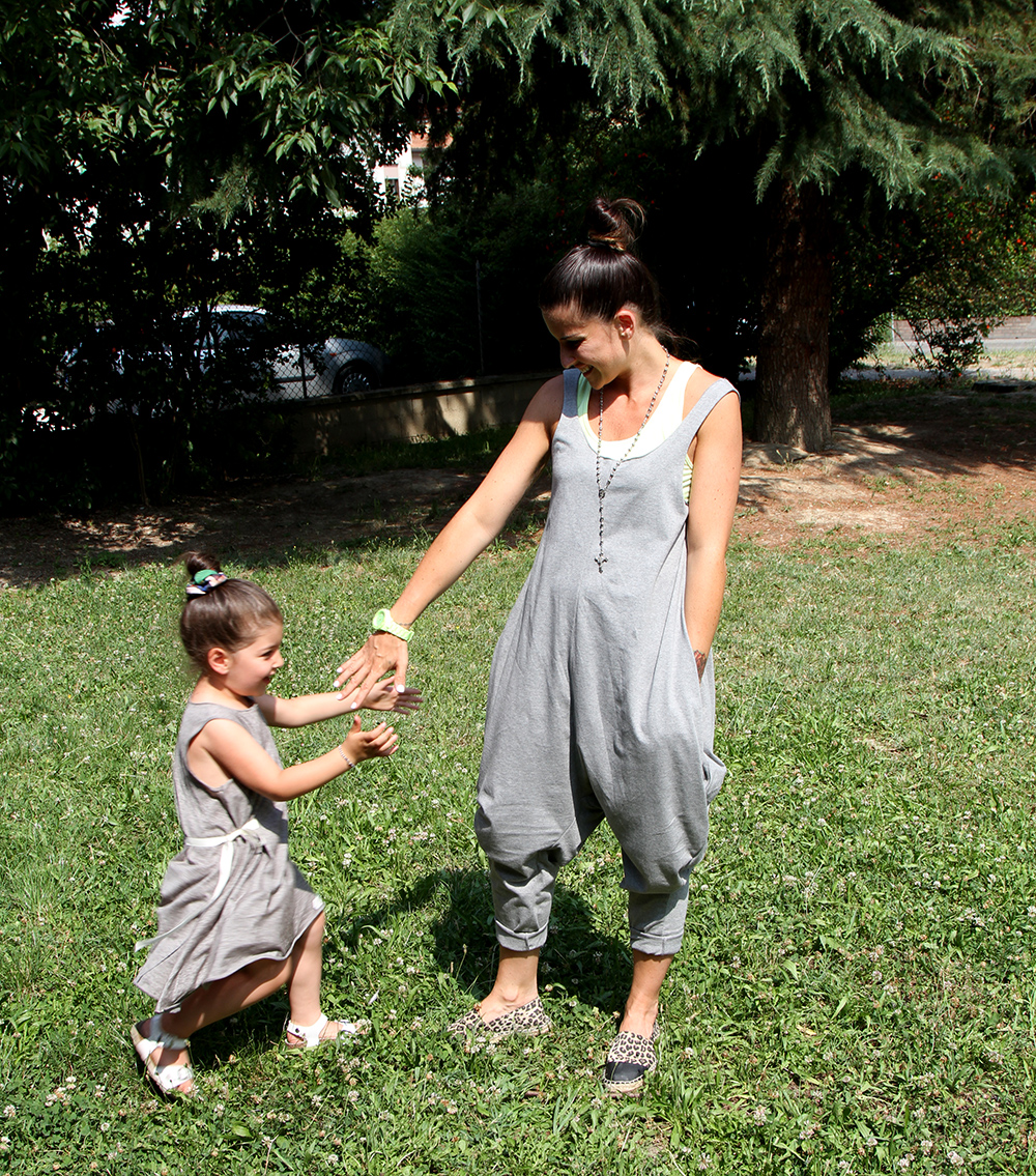 mamma e bimba sorridenti con look coordinato in cotone grigio by frugoo